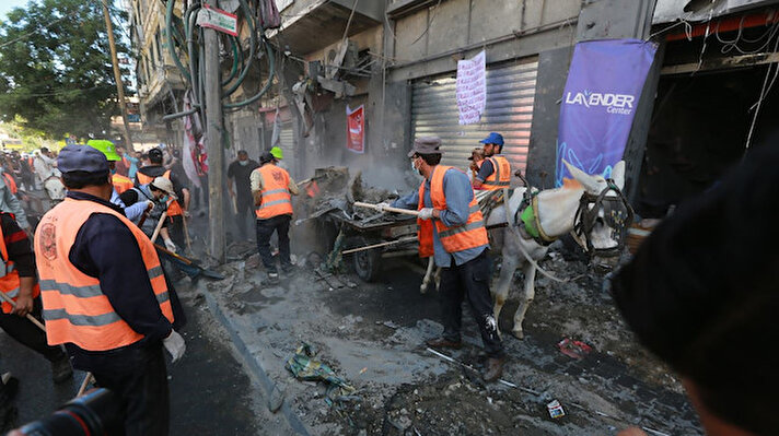 İsrail'in abluka altındaki Gazze'ye yağdırdığı bombaların yerle bir ettiği yüzlerce binanın enkaza dönüştüğü bölge kentte yaşayan gönülllüler tarafından temizlenmeye başlandı. 