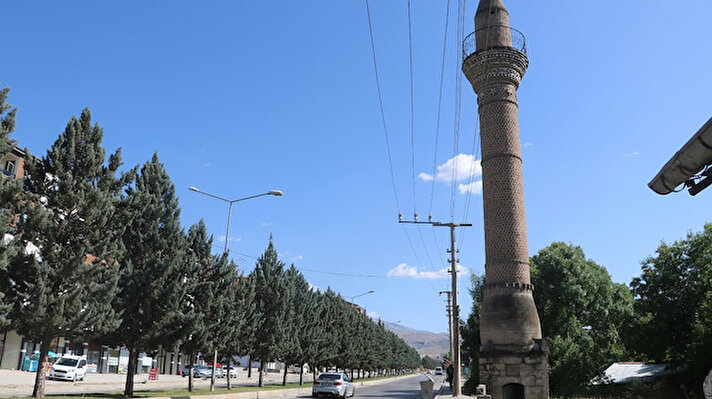 Battalgazi ilçesi Hanımın Çiftliği Mahallesi’nde bulunan Merkez Cami, bölge halkının artan nüfusuna zamanla cevap verememesi ve binanın ömrünü tamamlamasıyla 2009 yılında yıkıldı. Yıkımda minareye müdahale edilmedi. Yaklaşık 12 yıldır ayakta duran yalnız minare, bölgenin sembolü oldu. Yalnız minare, karayolunun kenarında olması sebebiyle de görenlerin dikkatini çekiyor.