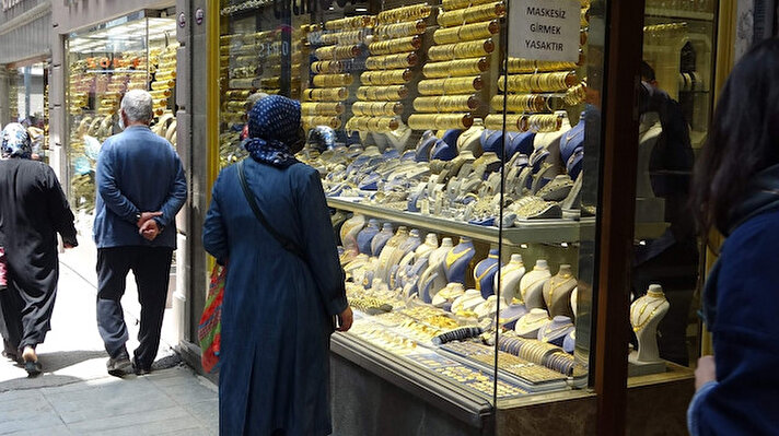 Trabzon’un en önemli takıları arasında gösterilen ve dünyaya mal olmuş Trabzon Hasır Bileziği, altın gram fiyatlarının yaklaşık 520 liralara yükselmesiyle birlikte şu sıralar pek talep görmüyor. 