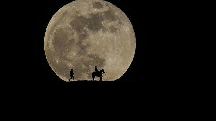 Ay’ın normalden daha büyük ve parlak göründüğü ender gök olaylarından olan Süper Çiçek Kanlı Ay, Ardahan’da da görüntülendi.