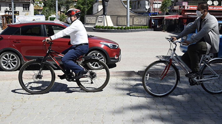 Burdur’un nüfus olarak en büyük ilçesi olan Bucak’ın Belediye Başkanı Emrullah Ünal kent merkezinde makam aracı yerine bisiklet kullanmaya başladı. Sabah evinden bisikletle yola çıkan Ünal, vatandaş ile selamlaşarak ve sohbet ederek Belediye binasına kadar bisiklet kullanarak geliyor. 