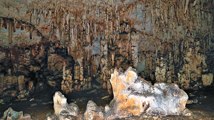 Dicle'ye bağlı kırsal Bozoba Mahallesi yakınlarında bulunan; sarkıt, dikit ve kristalize kayalarıyla dikkat çeken doğal mağarayı görenler, hayran kalıyor.