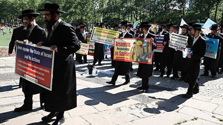 Yüzlerce Ortodoks Yahudisi, New York'ta İsrail'in Filistinlilere karşı saldırılarını kınamak ve Filistinlilere destek olmak için yürüdü.


