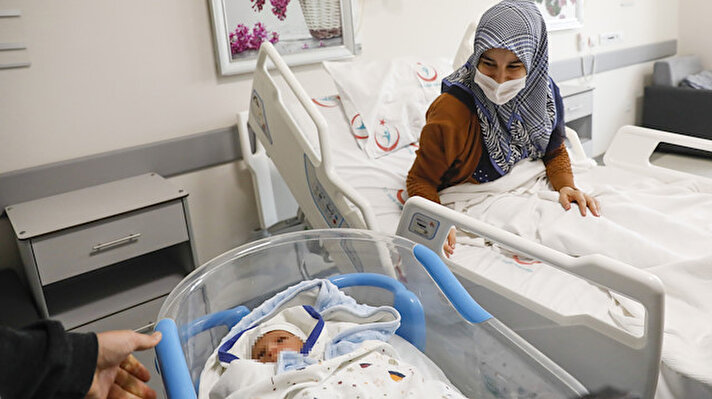 Henüz 1,5 yıllık evli Zeynep ve Rıdvan Atagün, çok istedikleri bebeklerinin doğumu için gün sayıyordu. 21 yaşındaki genç anne Zeynep Atagün, hamileliğinin 36'ncı haftasında nefes darlığı şikayetiyle Sancaktepe Şehit Prof. Dr. İlhan Varank Eğitim ve Araştırma Hastanesi'ne kaldırıldı.