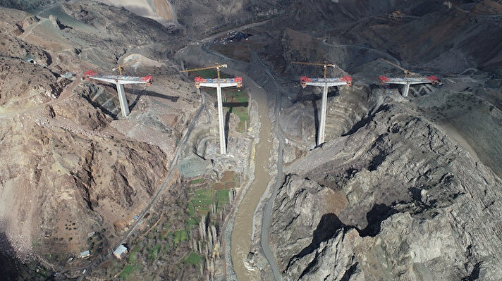 Tamamlandığında temelden 275 metre yüksekliğiyle Türkiye’nin birinci, dünyanın üçüncü en yüksek kemer barajı olacak Yusufeli Barajı suları altında kalacak ilçe merkezinin ve dört köy taşınacağı yeni yerleşim yeri çalışmaları devam ediyor.