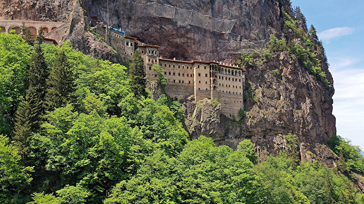 Trabzon Kültür ve Turizm İl Müdür Vekili Mustafa Asan, AA muhabirine, Maçka ilçesinde Karadağ'ın Altındere Vadisi'ne bakan eteğinde, vadiden yaklaşık 300 metre yükseklikteki ormanlık alanda kayalar oyularak inşa edilen Sümela Manastırı'nın, kaya düşme riskine karşı 22 Eylül 2015'te ziyarete kapatılarak hızlı şekilde restorasyonuna başlandığını söyledi.