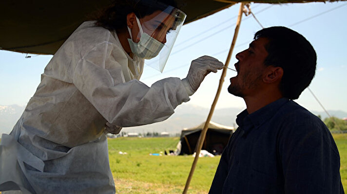 MUŞ'ta, sağlık ekipleri tarım alanlarındaki işçilere Covid-19 testi yaptı.