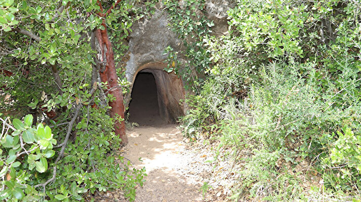 ​Büyük İskender’in ölümünden sonra komutanlarından Seleucus I. Nikator tarafından M.Ö. 300’lü yıllarda kurulan, birçok medeniyete de ev sahipliği yapan Antakya, içinde barındığı tarihiyle dikkat çekiyor. Defne ilçesi Dursunlu Mahallesi'nde bulunan tünel de bunlardan biri. 