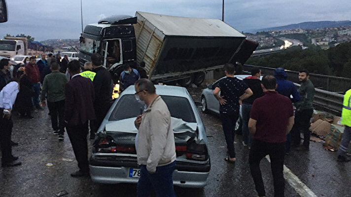 Anadolu Otoyolu'nun Kocaeli kesiminde trafik kazası dolayısıyla ulaşım sağlanamıyor.