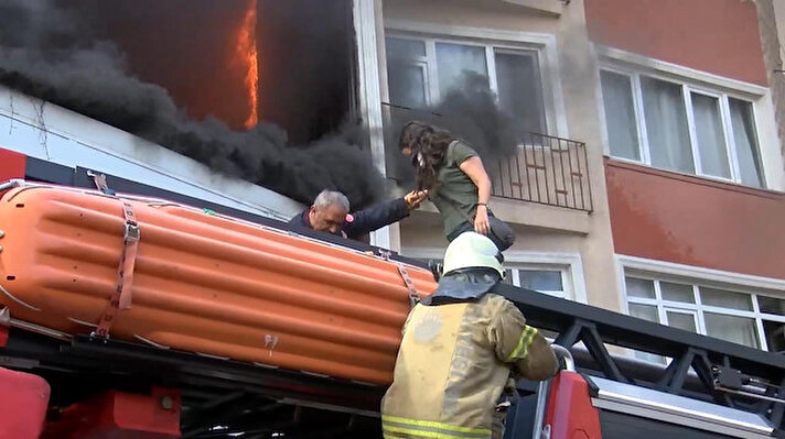 İstanbul Beyoğlu'nda Sefa Meydanı'nda bir halı yıkama fabrikasında çıkan yangın 6 katlı binaya da sıçradı.