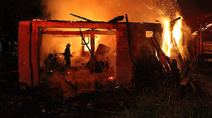 Yangın, gece saatlerinde merkeze bağlı Sazakşeyhler köyünde meydana geldi. 