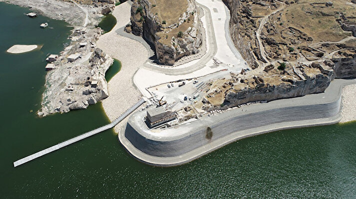 Birçok medeniyete ev sahipliği yapan Hasankeyf ilçesi, Güneydoğu Anadolu Projesi'nin (GAP) en önemli projelerinden Diyarbakır, Batman, Mardin, Siirt ve Şırnak'ı kapsayan, Dicle Nehri üzerinde, gövde bakımından dünyanın en uzun, güç bakımından ise Türkiye'nin 4'üncü büyük barajı Veysel Eroğlu Barajı ve Hidroelektrik Santrali'nin yapımının ardından su altında kaldı. 
