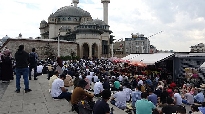 Taksim Camii’nde açılışın ardından ilk cuma namazında yoğunluk yaşandı. Vatandaşların büyük ilgi gösterdiği cami, cuma namazında doldu taştı.