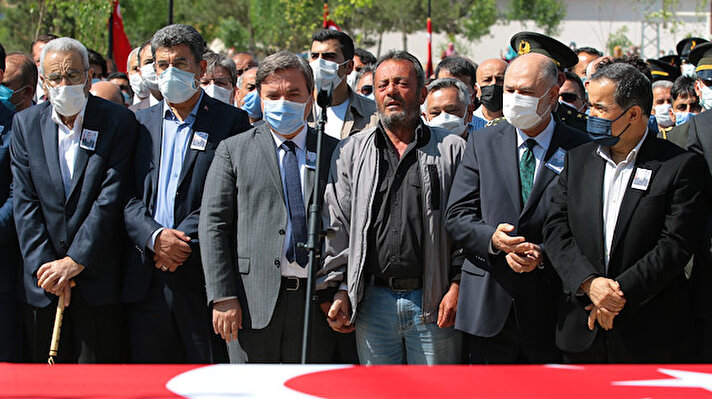 Şehit Sarılmaz'ın Türk bayrağına sarılı naaşının uçakla getirildiği Nevşehir Kapadokya Havalimanı'nda karşılama töreni düzenlendi.

