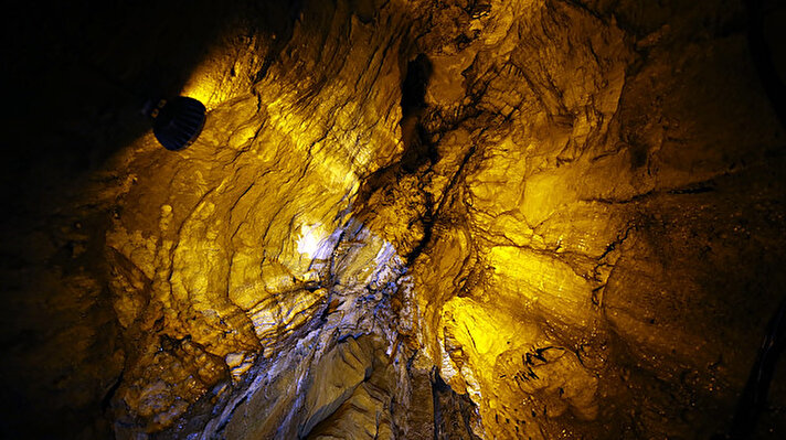 Düzköy ilçesine bağlı Çal beldesinde bulunan mağara, içindeki muhteşem doğal şekilleri, deresi, şelaleleri ve göletleri ile kademeli normalleşme döneminde ziyaretçilerini bekliyor.
