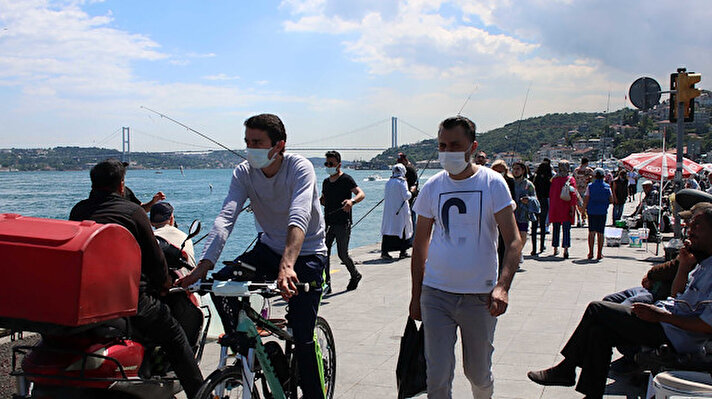 İstanbul'da havanın sıcak olmasını fırsat bilenler, sokağa çıkma kısıtlamasının uygulanmadığı cumartesi günü kendilerini sahillere attı. Arnavutköy Sahili'ne gelenlerden bazıları yürüyüş yaparken, bazıları ise bankta güneşlenmeyi tercih etti.