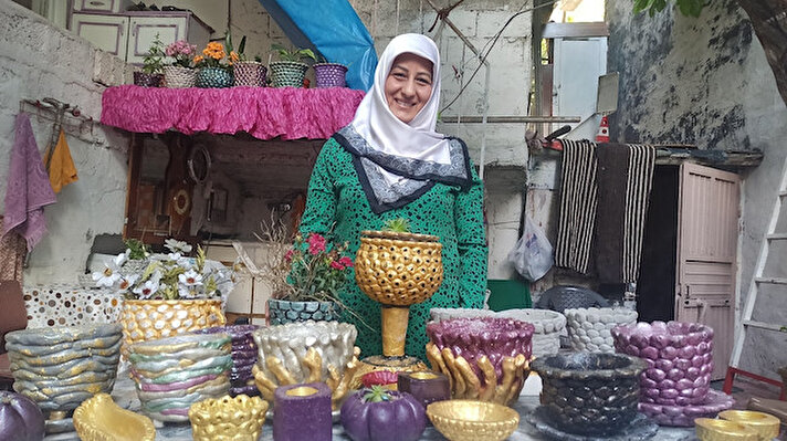 Onikişubat ilçesi Hacı Bayram Veli Mahallesi’nde yaşayan Leyla Kozan, evinde hobi olarak başladığı süs eşyaları merakının peşinden giderek Mikro Kredi desteği ile kendi işinin patronu oldu.