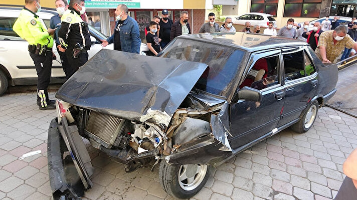 Samsun’da "içinde silahlı şahıs var" ihbarı üzerine polisin peşine düştüğü otomobil sürücüsü Tekkeköy ilçesindeki polis uygulama noktasında durmayarak şehir merkezine doğru kaçmaya başladı. Samsun polisi şüpheli aracın peşine düştü.