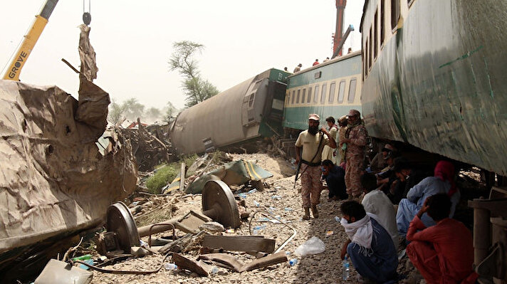 Pakistan’ın Sindh eyaletindeki Ghotki bölgesinde bugün sabah saatlerinde iki yolcu treni çarpıştı. Yetkililer tarafından yapılan açıklamada kaza sonucu hayatını kaybedenlerin sayısının 36’ya yükseldiği belirtildi. Kazada yaralanan 70 kişinin ise çevredeki hastanelere kaldırıldığı bildirildi.