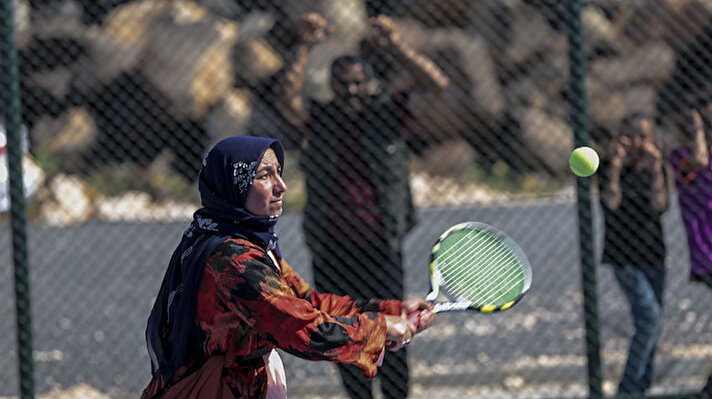 Viranşehir ilçesindeki Sarıbal Mahallesi sakinlerinin görüntülerini sosyal medya hesabından paylaşan Bakan Kasapoğlu'nun talimatıyla yapılan tenis kortu, mahallede hemen her kesimin ilgisini çekiyor.