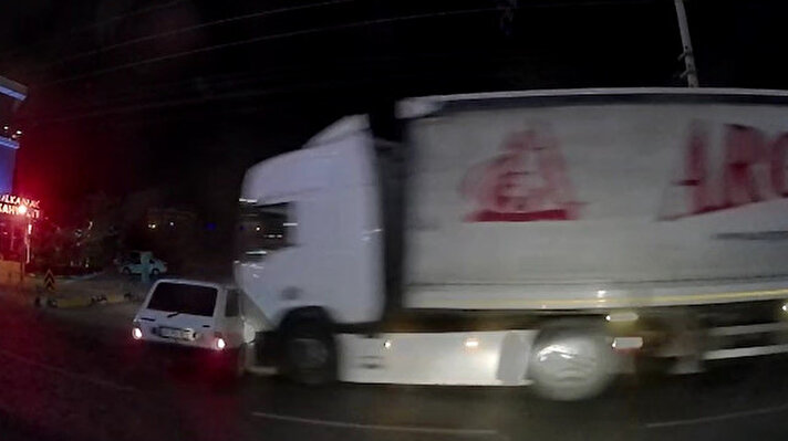 Kaza, saat 22.30 sıralarında İzmir-Ankara yolu üzerinde meydana geldi. 
