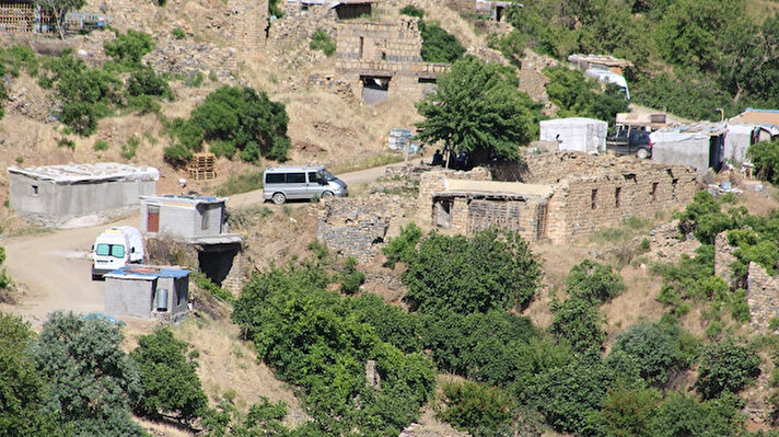 1990’lı yıllarda terör nedeniyle boşaltılan Akduman köyü sakinleri, 30 yıl aradan sonra oluşan huzurla birlikte göç ettikleri bölgeden köyleri olan Akduman’a yeniden dönüp ev yapmaya başladı. 