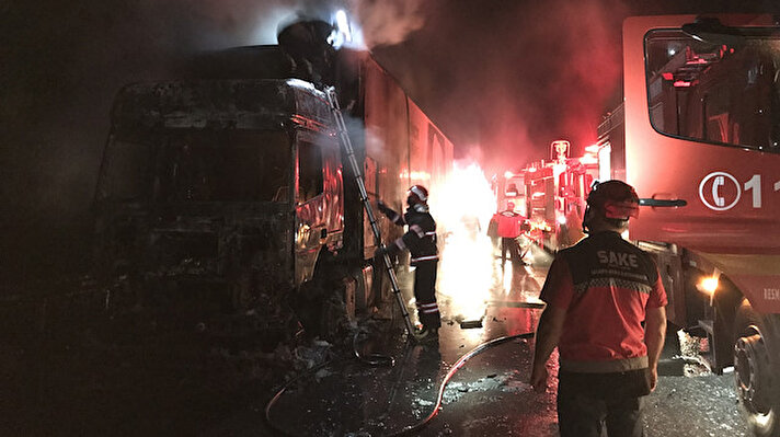 Otoyolun Akyazı mevkisinde Serkan Yayla yönetimindeki 34 JP 7480 plakalı çikolata ve gofret yüklü tırın motor kısmında yangın çıktı.