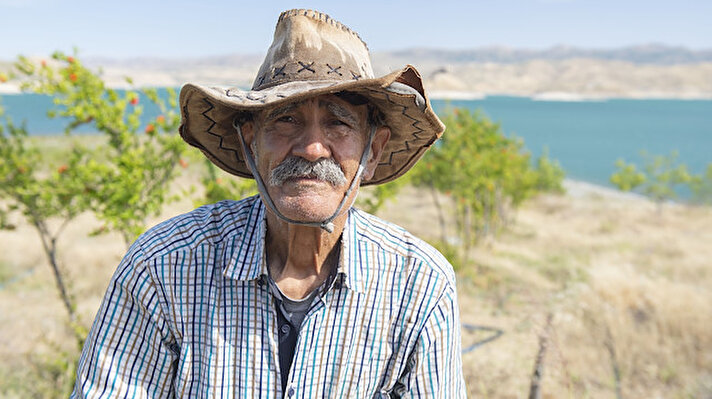 Kentin Pertek ilçesine bağlı Çakırbahçe köyünde doğan 83 yaşındaki Abay, Elazığ'daki amcasının yanında uzun yıllar ticaretle uğraştıktan sonra eşi ve 4 çocuğu ile Eskişehir'e göç etti.