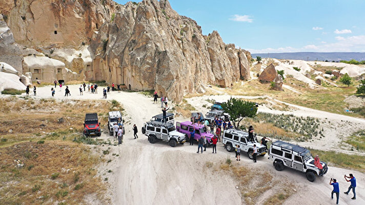 UNESCO Dünya Kültür Mirası Listesine 1985 yılında alınan, her yıl yerli ve yabancı çok sayıda turisti konuk eden, peribacaları ve balon turlarıyla ünlü Kapadokya, kültürel, tarihi ve doğal güzellikler arasında tatil yapmak isteyenlerce tercih ediliyor.