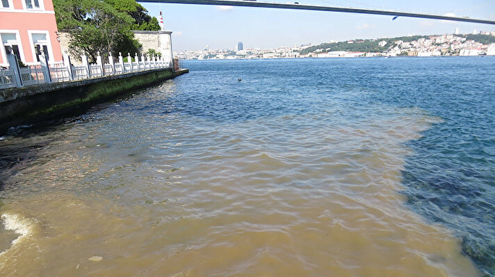 Üsküdar Beylerbeyi Sarayı'nın hemen yanında bulunan kanaldan İstanbul Boğazı'na akan su denizin rengini değiştirdi.