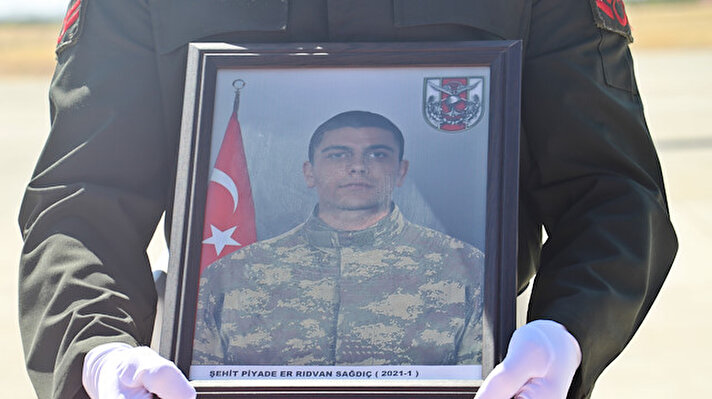 Nusaybin 70'inci Mekanize Piyade Tugay Komutanlığı'nda görev yapan, silah kazasında yaralanıp, kaldırıldığı hastanede şehit olan Er Rıdvan Sağdıç için uğurlama töreni düzenlendi.