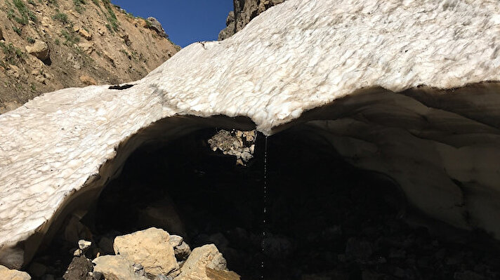 Şırnak’ın Uludere ilçesine bağlı Hilal beldesinde yaklaşık 3500 rakımlı yaylada kış aylarında yağan kar, haziran sıcaklarında tünellere dönüşüyor. Doğa harikası tüneller, yöre sakinleri kadar doğa fotoğrafçılarının da ilgisini çekiyor. Ziyaretçiler, serinlemek için kar tünellerinin içine giriyor. Vatandaşlar bir süre kaldıkları tünelin içinden üşüyerek çıkıyor.
