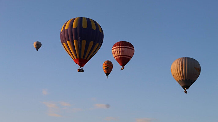 Türkiye’nin önemli turizm merkezlerinden ve sıcak hava balon turlarının başkenti konumundaki Kapadokya’da gündoğumu ile havalanan sıcak hava balonları gökyüzünü renklendirdi. Sıcak hava balonları, dünyanın dört bir tarafından gelen turistlerin, bölgedeki tarihi, kültürel ve doğal güzellikleri kuş bakışı izlemelerine imkan sunuyor.