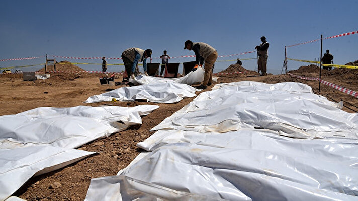 Irak’ın Musul vilayetinin batısındaki Baduş bölgesinde terör örgütü DEAŞ’a ait toplu mezar bulundu. 