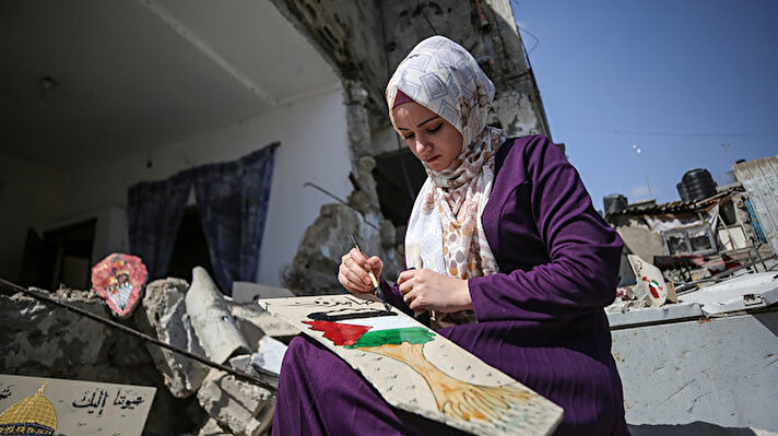 'سجى'.. فنانة فلسطينية تحول أنقاض منزلها للوحات فنية
