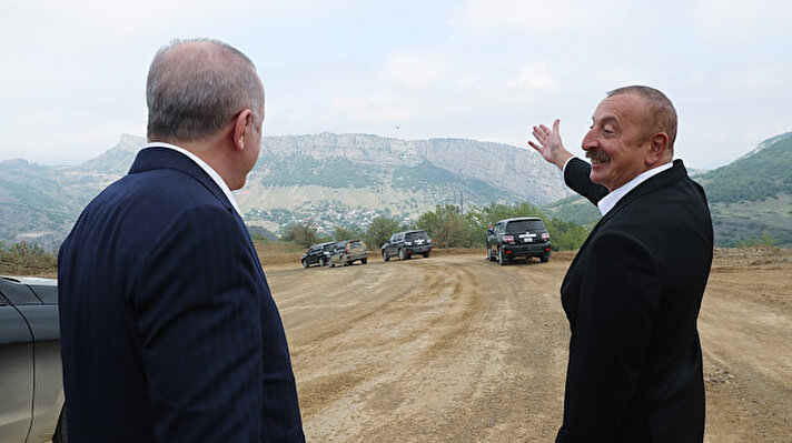 Aliyev burada, Ermenistan güçleri ile girilen çatışmadan bahsetti ve Şuşa’dan zaferle ayrılmanın verdiği mutluluğu bir kez daha anlattı.


