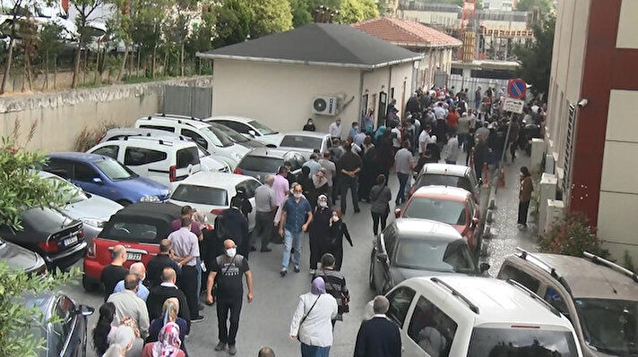 Sağlık Bakanı Fahrettin Koca, SGK kayıtlı tüm çalışanlar ile 40 yaş ve üzeri olanların koronavirüs aşısı sıralarının geldiğini açıkladı. Açıklamanın ardından aşı randevusu alanlar İstanbul'da hastanelere gitmeye başladı. 