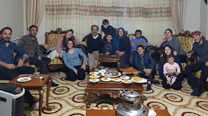 Yüksekova ilçe merkezine 15 kilometre uzaklıkta bulunan Kadıköy köyünde yaşayan Onat ailesi, okutup, meslek sahibi yaptıkları çocukları sayesinde hayatlarının en mutlu günlerini yaşıyor. 