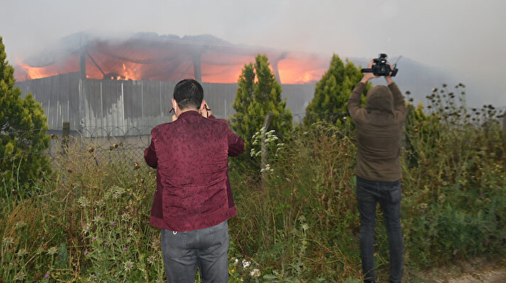 Kırklareli'nin Lüleburgaz ilçesine bağlı Ahmetbey beldesinde, binlerce büyükbaş hayvanın bulunduğu çiftliğin yem deposunda yangın çıktı. 
