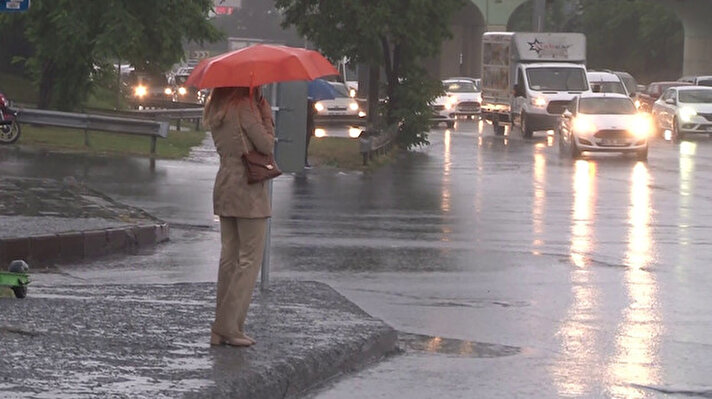 Meteoroloji Müdürlüğünün uyarılarının ardından İstanbul’da sağanak yağış etkisini devam ettiriyor. Özellikle Anadolu Yakasında etkili olan sağanak yağış uzun araç kuyruğuna yol açarken vatandaşlar işe gitmekte zorlandı. 