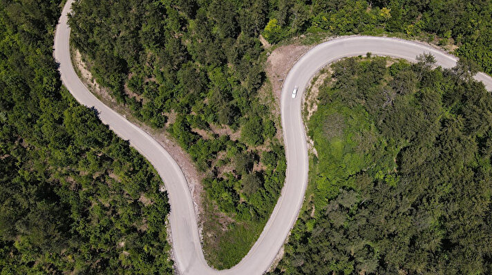 Kastamonu Pınarbaşı’nda bulunan dünyanın en derin ikinci kanyonu Valla Kanyonu’na yeşilin her tonunu barındıran bir yoldan ulaşılıyor. 