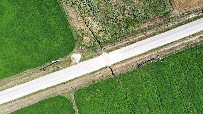 Derekarabağ köyü yolu ve bölgedeki tarım arazileri üzerinde, 14 Haziran sabahı yarıklar oluştuğunu görenler, İlçe Özel İdare Müdürlüğü ekiplerine haber verdi. İhbar sonrası bölgeye gelen ekipler, yaptıkları incelemede uzunluğu 1 kilometre, derinliği ise 1-2 metreyi bulan yarıklar olduğunu belirledi.
