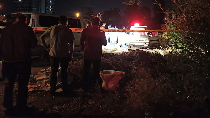 Keçiören ilçesi Ovacık Mahallesi 572'nci Sokakta, park halindeki 40 AAR 371 plakalı otomobilin içinde bir kişinin hareketsiz yattığını görenler, durumu emniyete bildirdi.