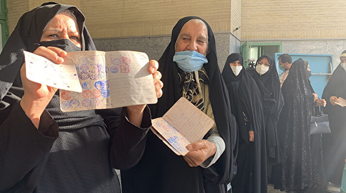 İran'da 13. Cumhurbaşkanlığı Seçimleri için ülke genelinde yerel saatle 24.00'e kadar devam edecek oy verme işlemi 07.00'den itibaren başladı.