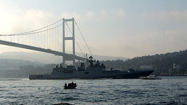 Rus Donanması Karadeniz filosuna ait RFS 121 Borda numaralı 'Moskva' isimli roket kruvazörü Karadeniz'den saat 07.00 sıralarından İstanbul Boğazı'na giriş yaptı.