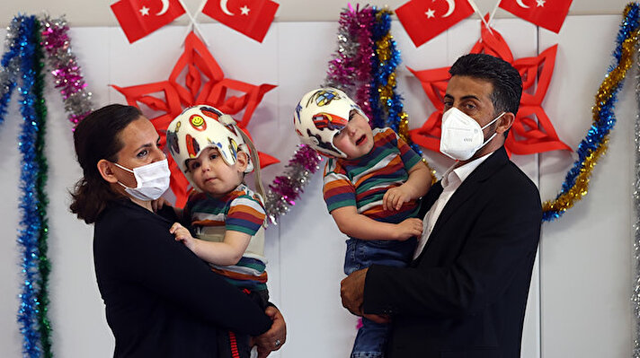 Tedavileri Ankara Şehir Hastanesi Fizik Tedavi ve Rehabilitasyon Hastanesi'nde devam eden Derman ve Yiğit için hastanenin spor salonunda sürpriz yaş günü partisi yapıldı.

