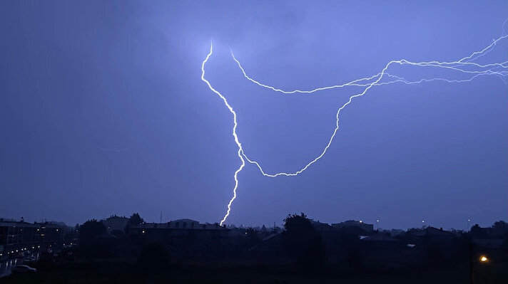 Düzce’de, Meteoroloji Genel Müdürlüğü tarafından yapılan uyarıların ardından gök gürültülü sağanak yağış etkili oldu.