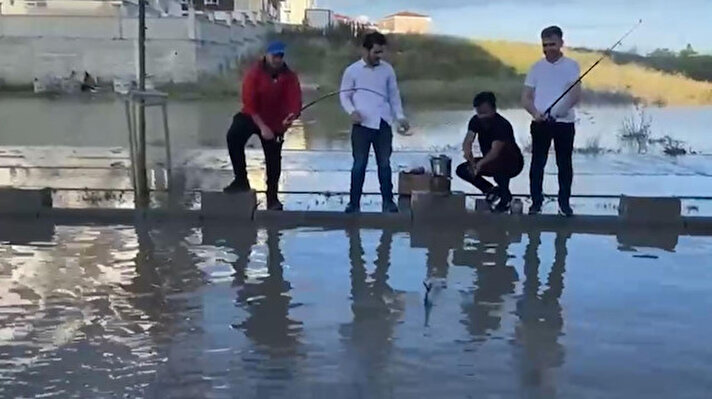 CHP’li Çorlu Belediyesi ile yine CHP’li Tekirdağ Büyükşehir Belediyesi bünyesinde yer alan Tekirdağ Su ve Kanalizasyon İdaresi (TESKİ) Çorlu’da cadde ve sokakları göle döndüren yağmurun ardından adeta alay konusu oldu.