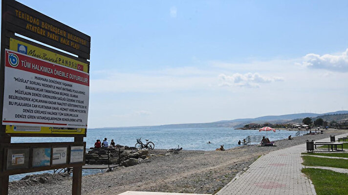 Marmara Denizi'ni aylardır etkisi altına alan müsilajla ilgili Çevre ve Şehircilik Bakanlığı'nca 'Marmara Denizi Eylem Planı'nı kapsamında temizlik çalışması sürüyor. Tekirdağ Büyükşehir Belediye Başkanlığı, il genelinde bulunan mavi bayraklı plajdaki faaliyetlerini müsilaj nedeniyle halkın sağlığını gerekçe göstererek durdurdu. 