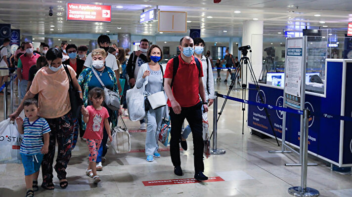 Koronavirüs önlemleri kapsamında Rusya, Türkiye'ye olan uçuşlara 15 Nisan tarihinden itibaren kısıtlama getirdi. Türkiye'de alınan önlemlerle birlikte düşen vaka sayılarının ardından Rus hükümeti tedbirleri yerinde incelemek için geçen hafta Antalya'ya heyet gönderdi. 7 kişiden oluşan heyet, Antalya Havalimanı, Manavgat ve Belek bölgesindeki turizm tesislerinde incelemeler yaptı. Otellerde alınan tedbirlerin salgını kontrol altında tutma noktasında yeterli olduğunu düşünen Rus heyet, hazırladıkları olumlu raporu Rusya hükümetine 18 Haziran Cuma günü sundu ve kısıtlamalar kaldırıldı. 